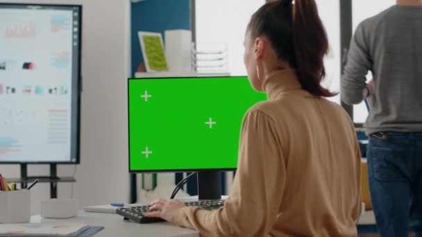 Primer plano de la persona que utiliza la pantalla verde en el ordenador — Vídeos de Stock