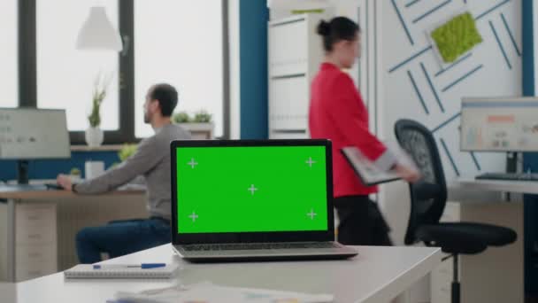 Gros plan de l'ordinateur portable avec écran vert sur le bureau vide — Video