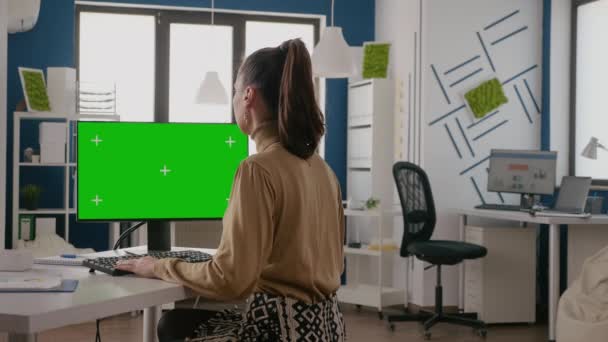 Працівник, який працює з зеленим екраном на комп'ютері — стокове відео