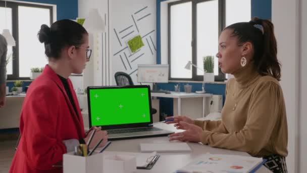 Las mujeres de negocios que trabajan con pantalla verde en el ordenador portátil — Vídeo de stock