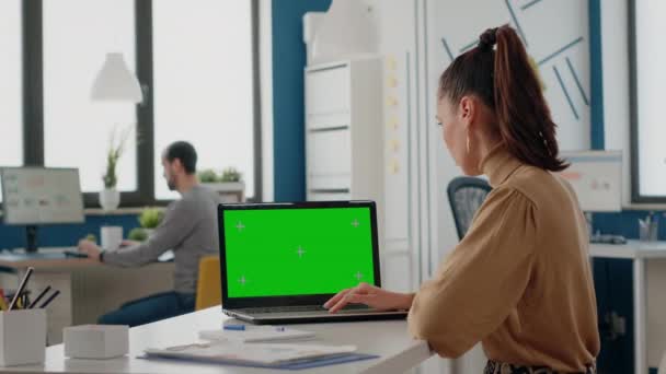 녹색 화면이 달린 노트북을 사용하는 사업가 — 비디오