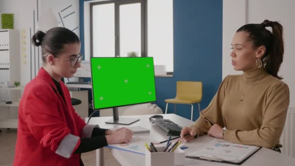 Donne che lavorano insieme con schermo verde — Video Stock