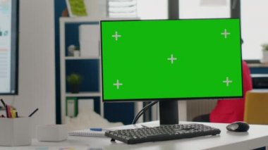 İş ofisindeki monitörde yeşil ekran arkaplanını kapat