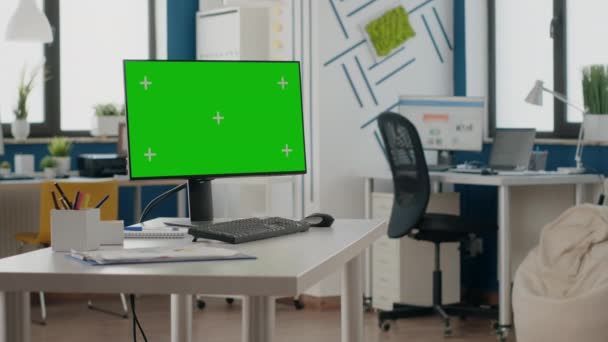 Empty office with green screen on computer display — Stock Video