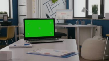 İş yerindeki bilgisayarın yeşil ekranını kapat