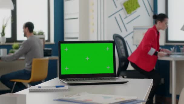 Närbild av grön skärm på datorskärm i start kontor — Stockvideo