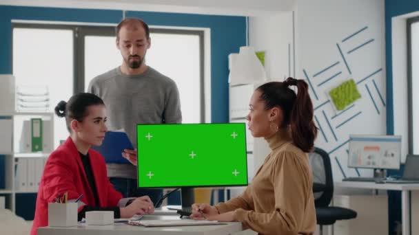 緑の画面でコンピュータに取り組んでいるビジネスの人々 — ストック動画