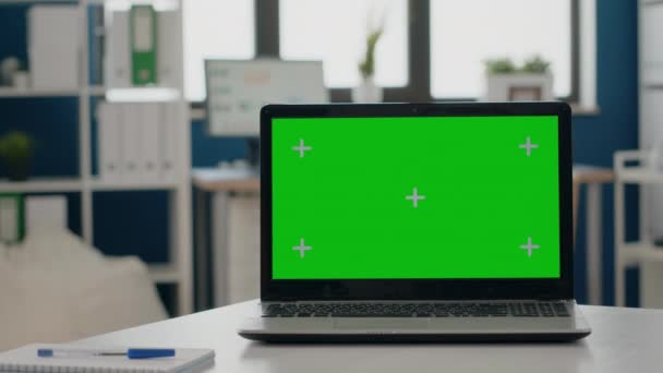 Close up of green screen on laptop at empty desk — Stockvideo