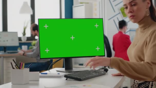 Bedrijf werknemer met behulp van geïsoleerd groen scherm op monitor — Stockvideo