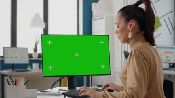 Dospělý pomocí zelené obrazovky na displeji počítače — Stock video