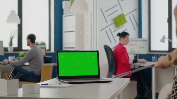 Pessoa que trabalha com tela verde no laptop — Vídeo de Stock