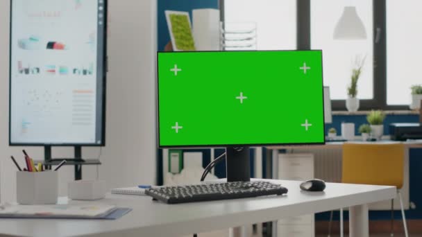 Zamknij monitor z zielonym ekranem przy pustym biurku — Wideo stockowe