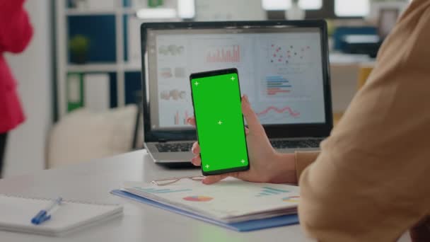 Közelkép a munkavállaló függőlegesen tartja zöld képernyő okostelefon — Stock videók