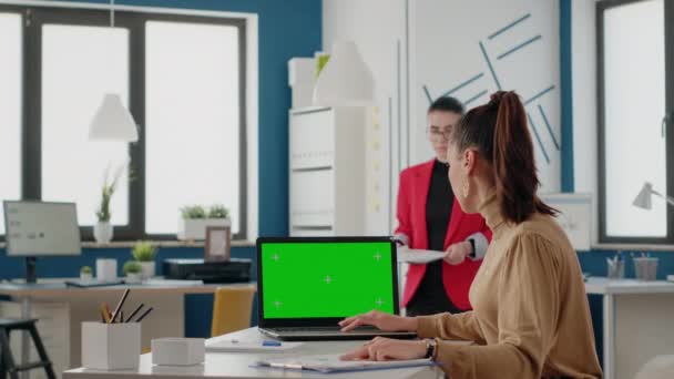 Tým spolupracovníků pomocí zelené obrazovky na notebooku do práce — Stock video