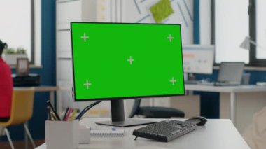 Boş masada izole edilmiş yeşil ekran ile bilgisayarı kapat