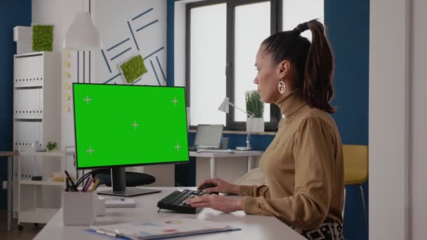 Üzleti nő számítógépet használ zöld képernyővel — Stock videók