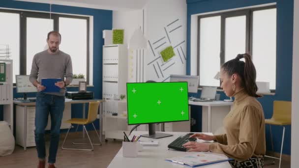 Equipo de compañeros de trabajo que utiliza el ordenador con pantalla verde — Vídeo de stock