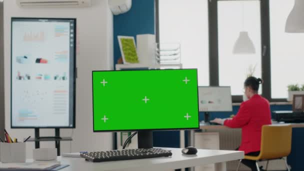 Primer plano del ordenador con pantalla verde en blanco — Vídeo de stock