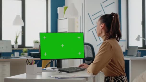 Empregado trabalhando com tela verde no computador — Vídeo de Stock