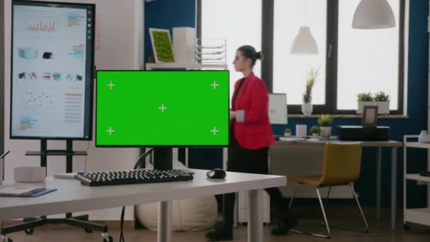 Dator med grön skärm visas på tomt kontor — Stockvideo