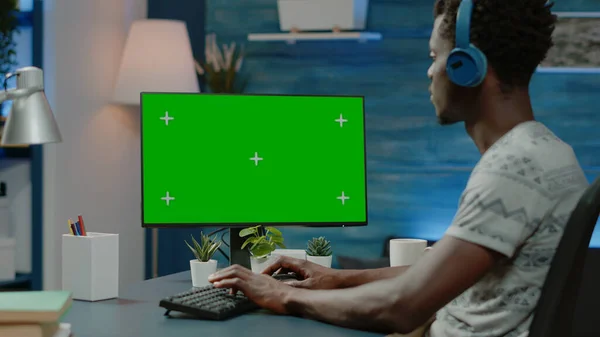 Uomo afroamericano che lavora con schermo verde orizzontale — Foto Stock