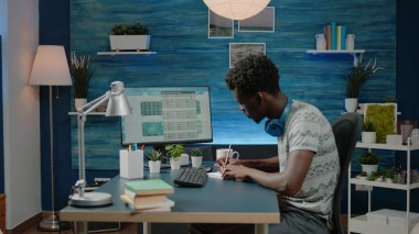 Bilgisayarda kripto para birimi veri grafiklerini analiz eden finans komisyoncusu