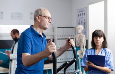 Hasta spor aletleri ve teçhizatla egzersiz yapıyor.