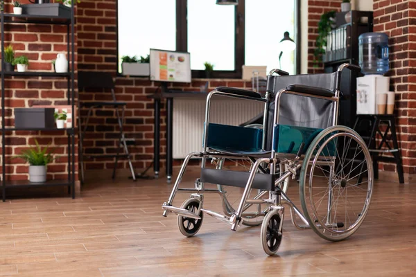 빈 사무실에서 장비를 갖춘 휠체어 — 스톡 사진