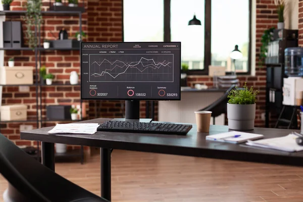 Computer met bedrijfsgegevens analyse in het kantoor — Stockfoto