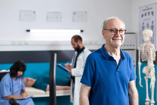 Портрет пациента на пенсии в клинике физиотерапии для выздоровления — стоковое фото