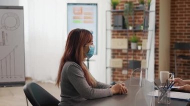 İnsan kaynakları çalışanı ile toplantıya katılan iş adayı
