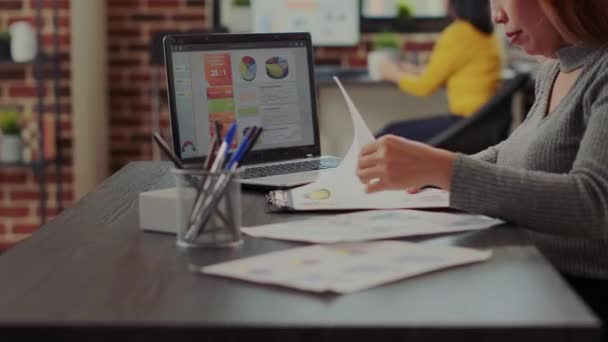 Aziatische vrouw werken aan e-commerce groei in het bedrijfsleven kantoor — Stockvideo