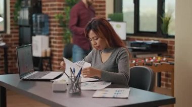 Şirket çalışanı pazarlama stratejisi planlamak için belgeleri analiz ediyor