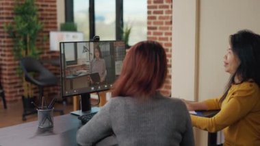 İş arkadaşları başvuru sahibi ile iş görüşmesi için uzak video çağrısı kullanıyor