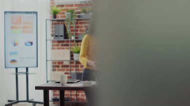 Organizasyon başarısı yaratmak için ekip çalışması yapan çalışanlar