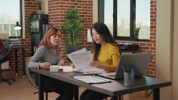 Команда женщин, работающих вместе для создания финансового роста — стоковое видео