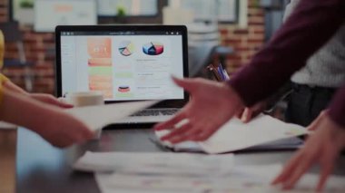 Ekranda finansal diyagramları ve grafikleri olan dizüstü bilgisayar