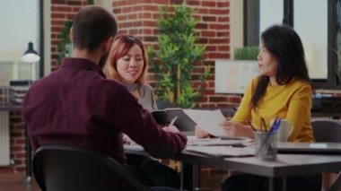 Birçok insan başarıyı kutlamak için el çırpıyor.