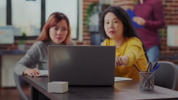 Азиатские женщины используют ноутбук для исследования бизнес-проекта — стоковое видео