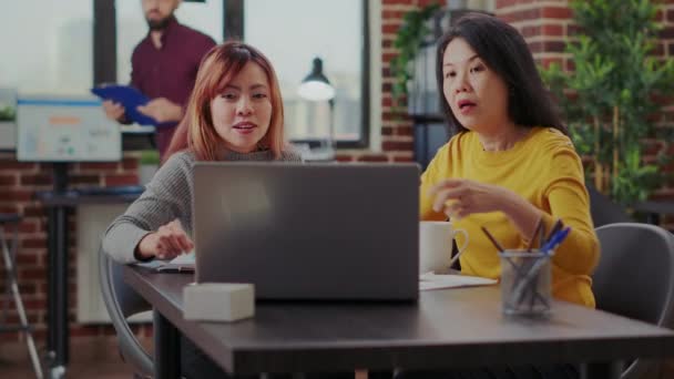 Business women pointing at laptop screen to work on financial plan — Stock Video