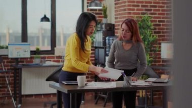 Araştırma projesi başvurusu için toplanan ofis çalışanları