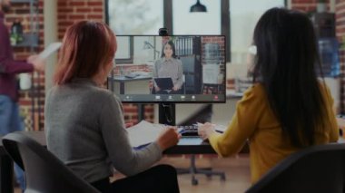 Videodaki boşluğu doldurmak için adayla röportaj yapan Asyalı kadınlar