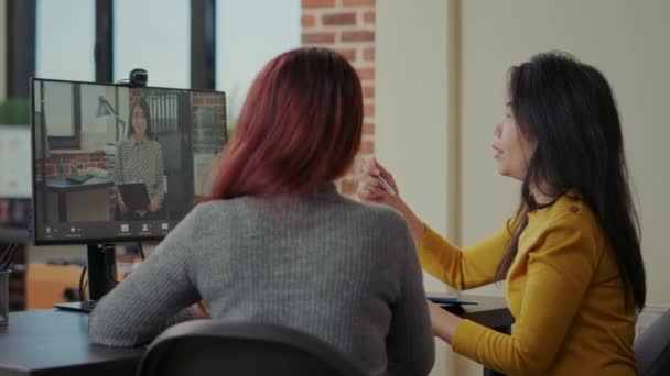 Colegas usando videollamada para contratar a una mujer en entrevista de trabajo — Vídeos de Stock