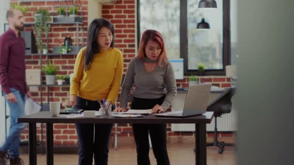 Деловые женщины указывают на ноутбук для мозгового штурма идей — стоковое видео