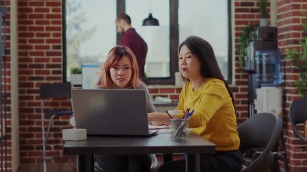 Team of employees examining finance information on laptop — Video Stock