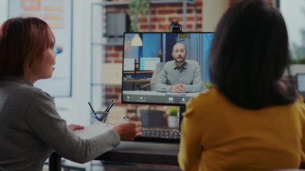 Επιχειρηματίες που παρακολουθούν σε απευθείας σύνδεση συνέντευξη για εργασία σε βιντεοκλήση — Αρχείο Βίντεο