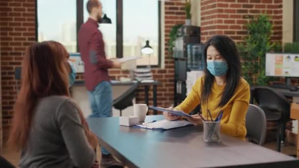 Mujeres asiáticas con máscara facial reunión en la solicitud de entrevista de trabajo — Vídeos de Stock