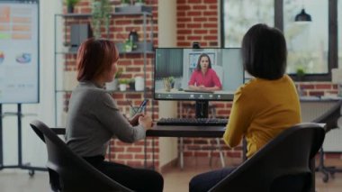 Asyalı ekip online video görüşmesinde iş görüşmesine katılıyor