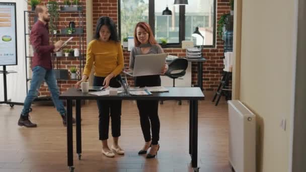 Mujeres de negocios sosteniendo portátil y tableta para trabajar en el análisis financiero — Vídeo de stock