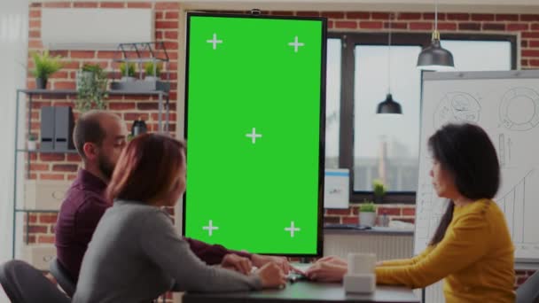 Коллеги встречаются в офисе с зеленым экраном на мониторе вертикально — стоковое видео